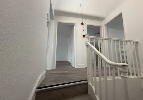 585